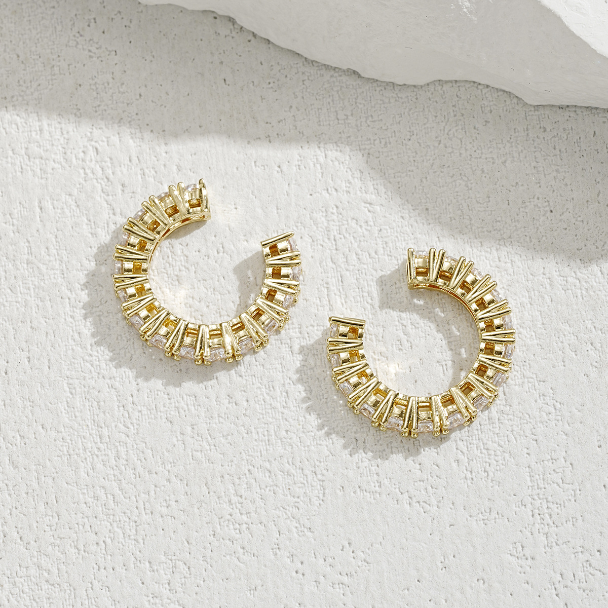 orecchini senza orecchie in zircone placcati in oro rame orecchini semplici creativi alla moda orecchini Super Flash con una sola fila di diamanti clip per orecchio_voghion.com