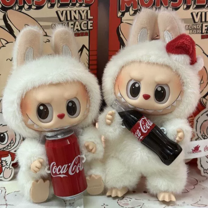 Три поколения серии Coca-Cola сердечное макарон новогодние лабубу куклы