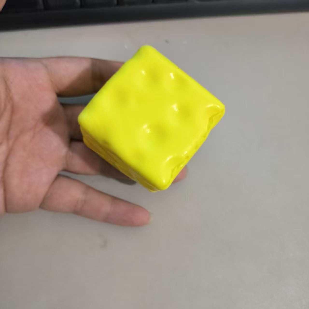 Nuevo producto explosivo bloque de queso suave - amarillo, juguete de descompresión plástica, con función de extrusión