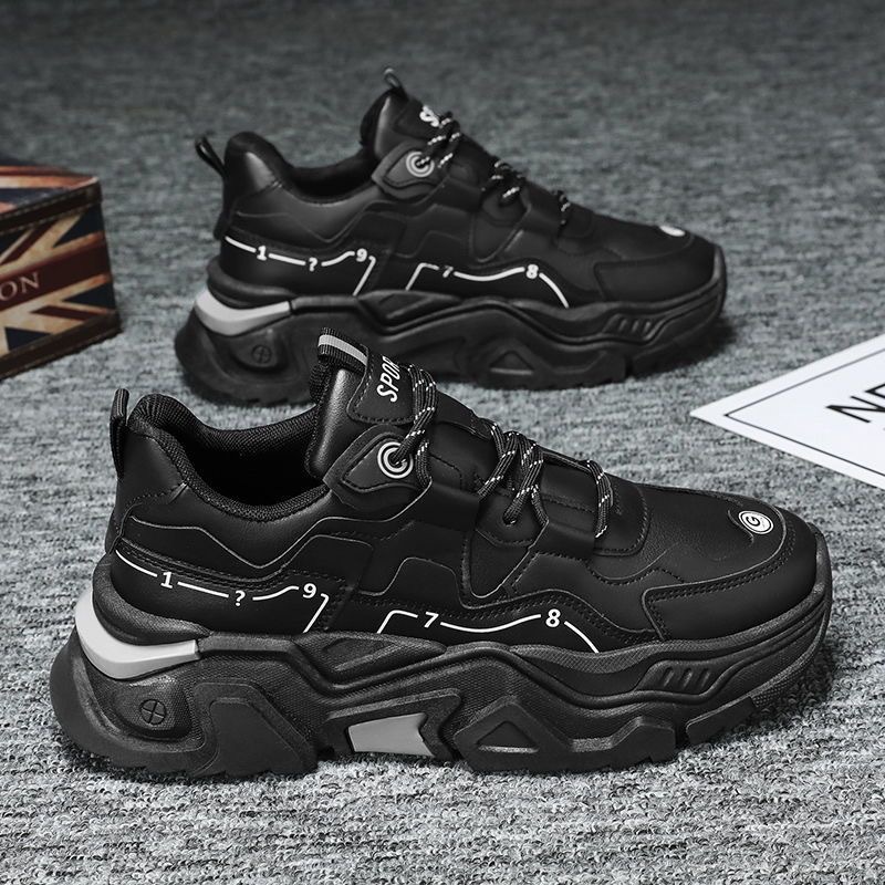 Zapatos de hombre invierno 2026 nuevos estudiantes de escuela secundaria de carreras deportivas con suela suave aumentando la altura de los zapatos de moda de papá blanco juvenil