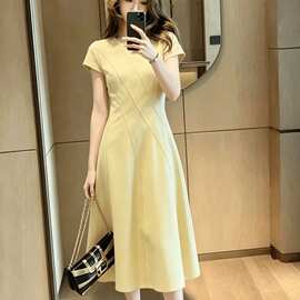 法式气质显瘦连衣裙女2026新款夏季浅黄色短袖巨好看收腰长裙子