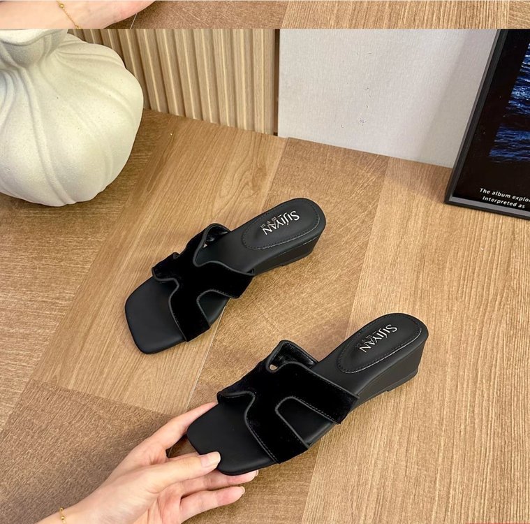 Women's Summer 2026 New Fashion High-end Flat Comfortable Sandals With Chunky Heels For Casual Beach Wear_vogvips.com