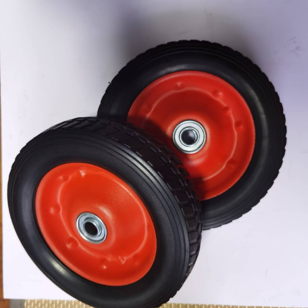 Fábrica directa de 8,5 pulgadas naranja rojo radios de hierro césped de goma sólida herramientas industriales ruedas de gran precio