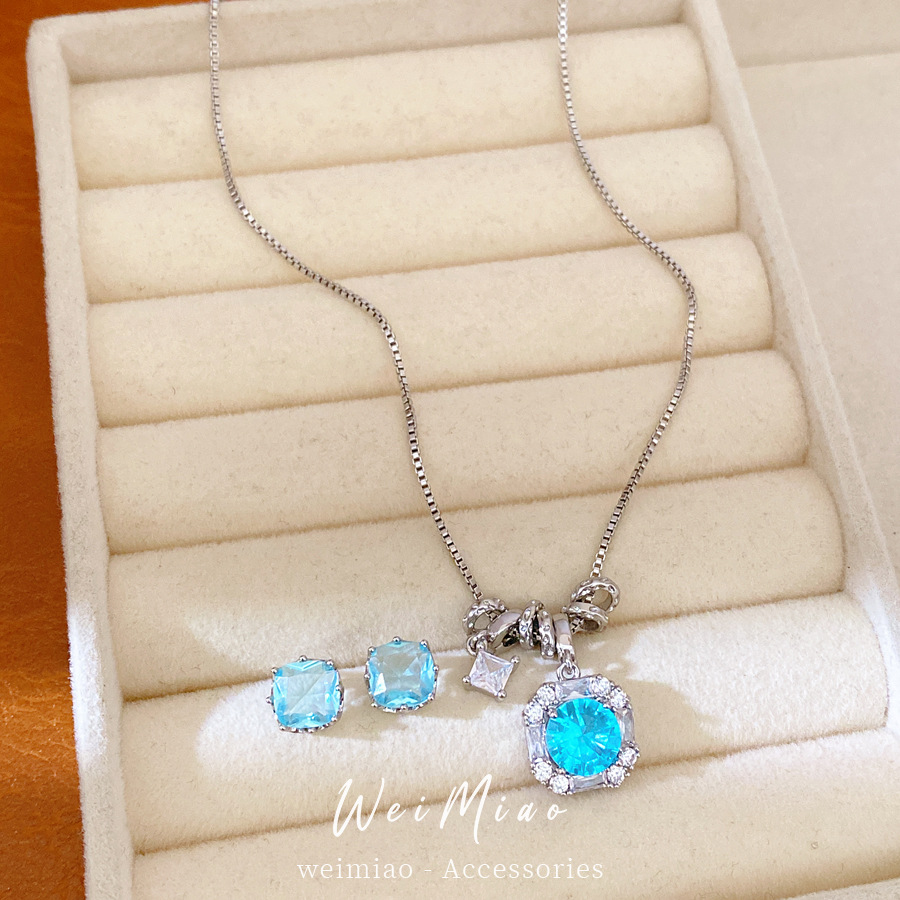 Collar cuadrado redondo de zircon azul ligero de lujo nicho cadena de clavícula de alta calidad simple conjunto de joyería diaria versátil
