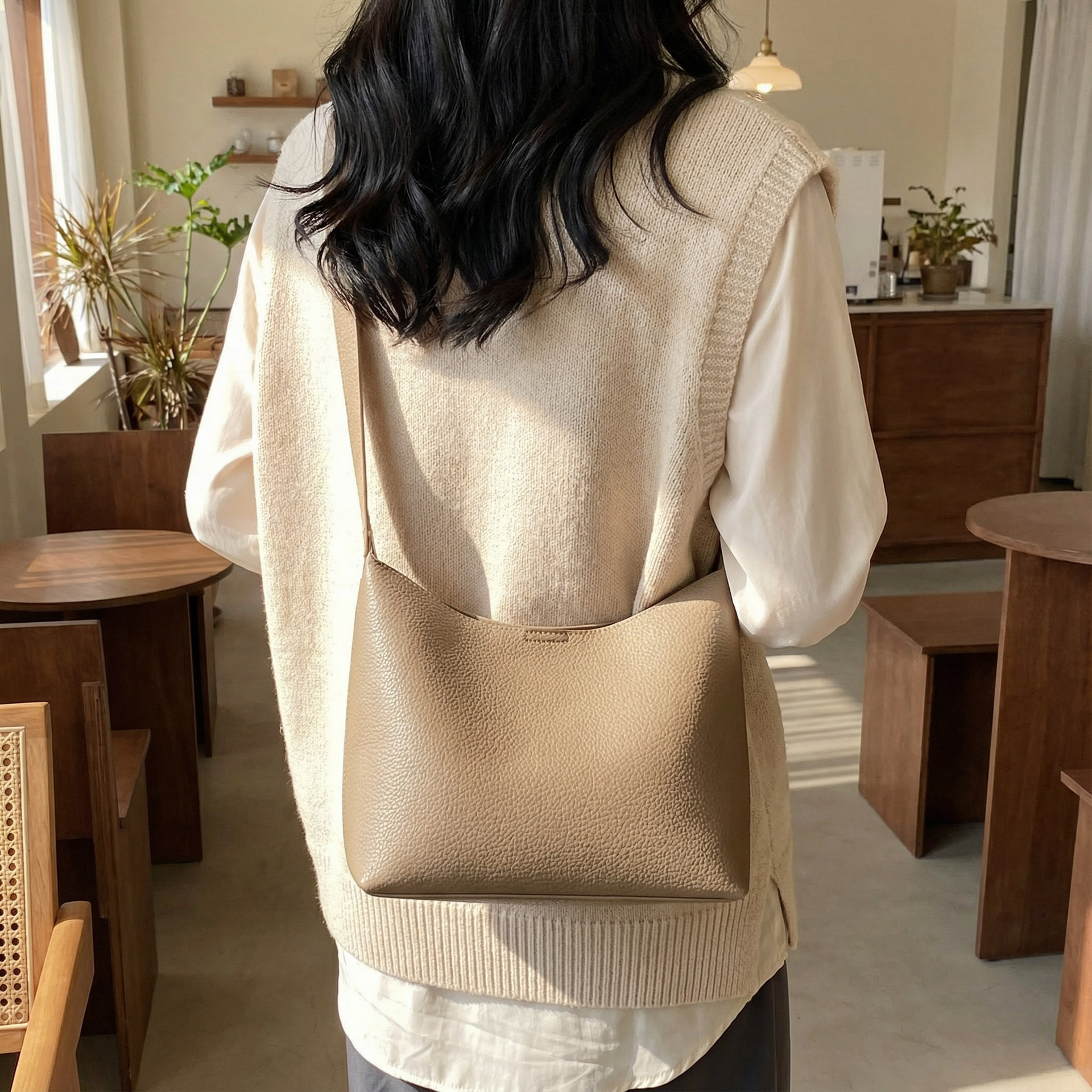 Bolsos de cubo retro de alta calidad para mujeres otoño / invierno 2025 nuevo nicho Zhong commuting mochila de hombro bolso de trabajo diario