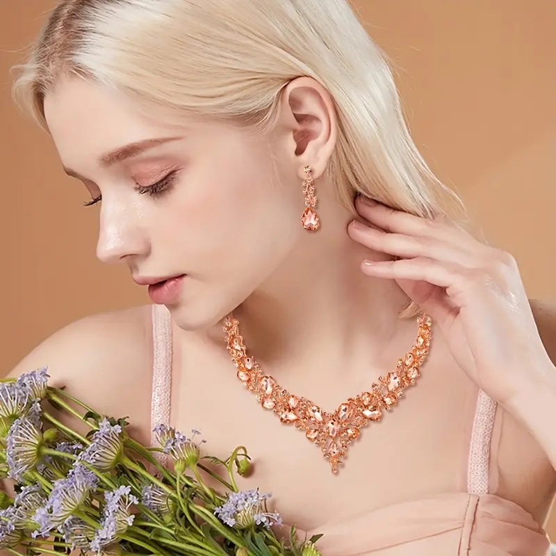 欧米の水晶の宝石のネックレスのイヤリングのセットの精巧でファッション的な気質の新婦のアクセサリのパーティーの高級な2つのセット