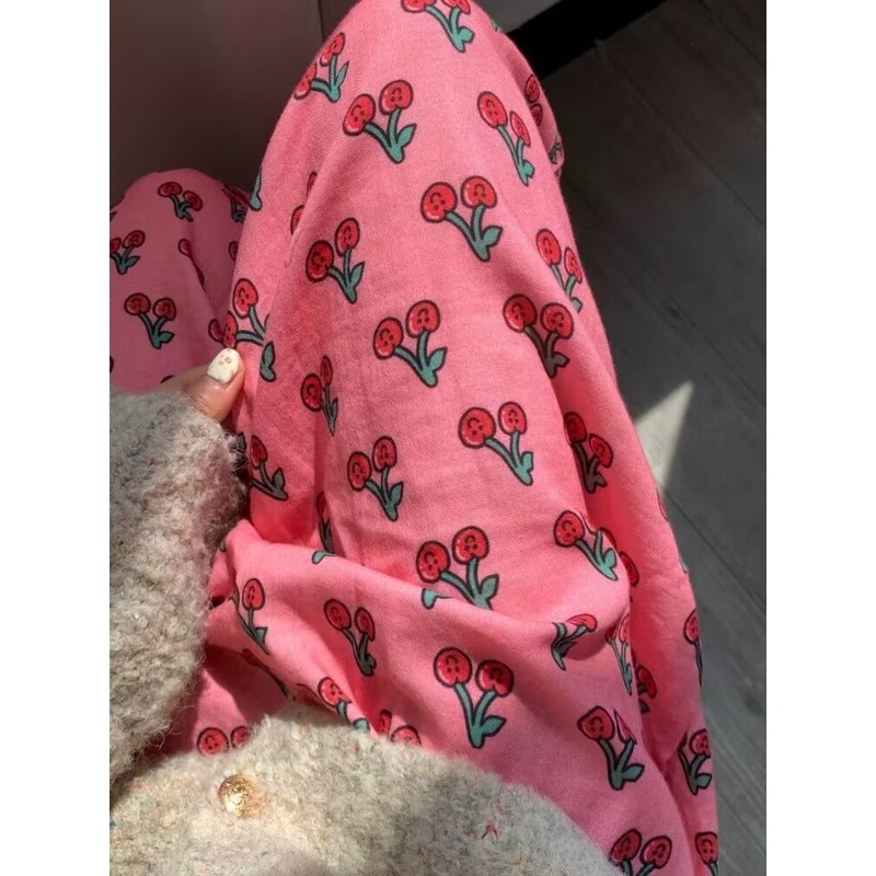 日本の少女は、夏のパジャマを散歩しています。|undefined