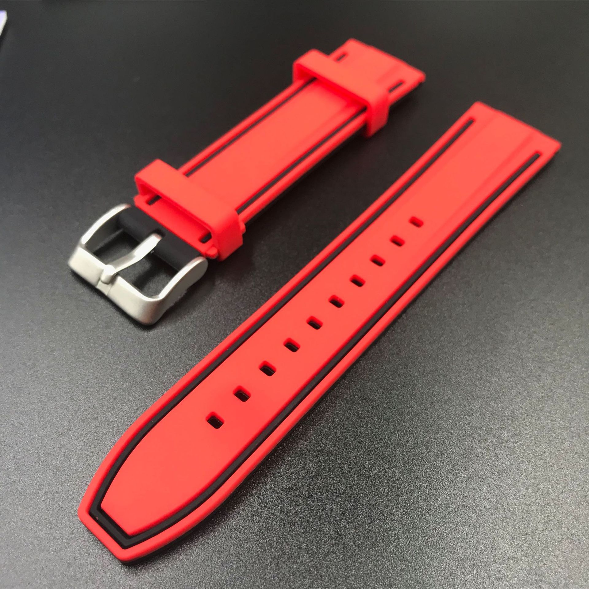 Universal de la correa de silicona transfronteriza interruptor de liberación rápida de dos colores banda de oído adaptador 20 22 24mm de silicona de dos colores Reloj