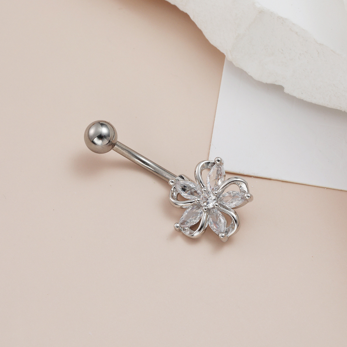 Auf Lager – Bestseller! Luxuriöser, modischer und sexy Bauchnabelpiercing-Ring mit Zirkonia-Blume._voghion.com