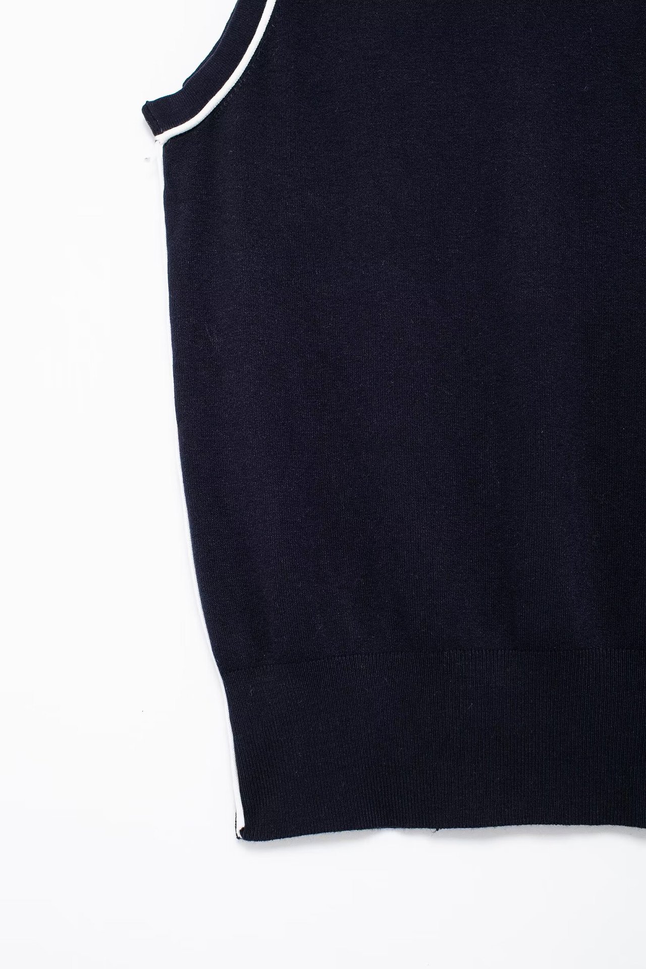 Vêtements pour cheveux extérieurs 2024 été nouvel article haut à aiguille plate à bordure de couleur contrastante pour femmes_voghion.com