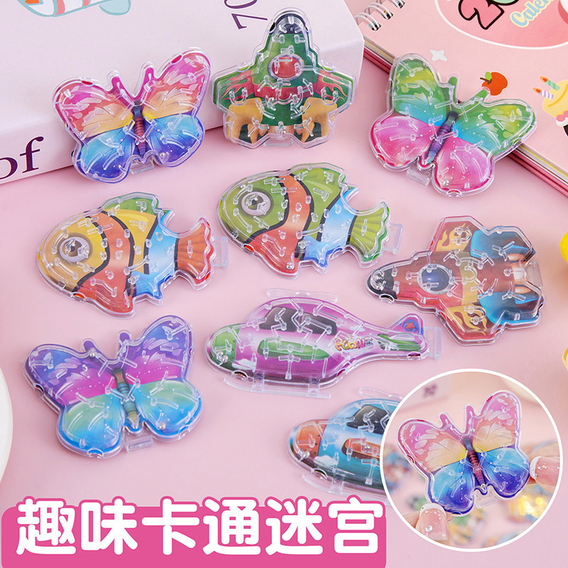 夜市の屋台、小物、義烏の赤い光る小さなおもちゃ、子供向けギフトを販売する屋台|undefined