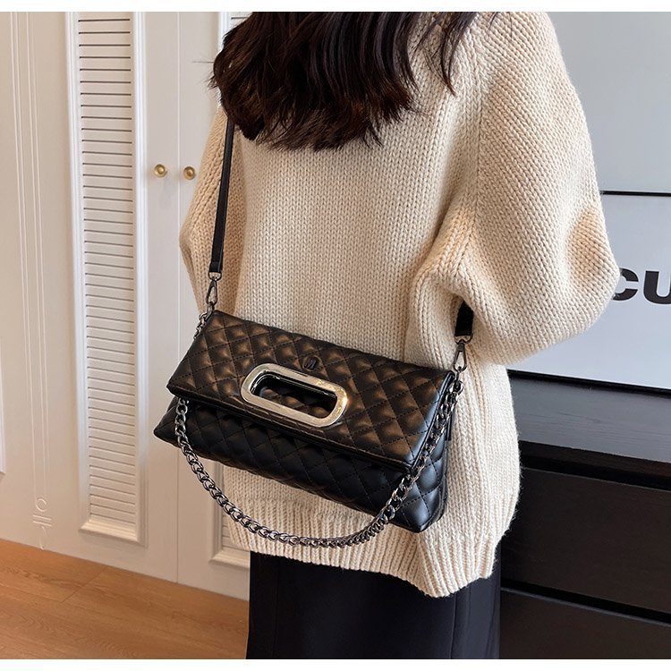 Kleine luxuriöse Klapp-Ohrtasche für Damen 2024 neue Mode-Umhängetasche hochwertige Unterarmtasche mit Diamantkette_voghion.com