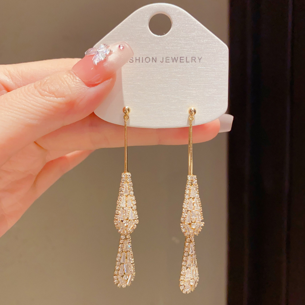 French-style, lightweight, luxurious, and fashionable cubic zirconia drop earrings with tassels, versatile and stylish, exuding a high-end and dazzling look, perfect for women