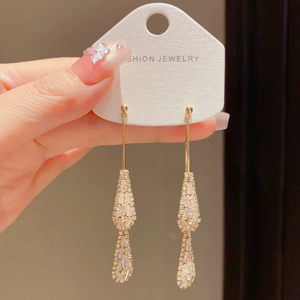 French-style, lightweight, luxurious, and fashionable cubic zirconia drop earrings with tassels, versatile and stylish, exuding a high-end and dazzling look, perfect for women