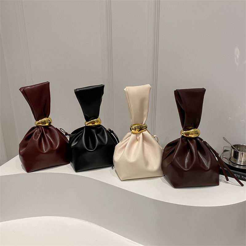 Textura bolso pequeño portátil mujer 2024 otoño e invierno nuevo estilo retro pliegue estilo occidental diseño de nicho bolso de cubo de moda
