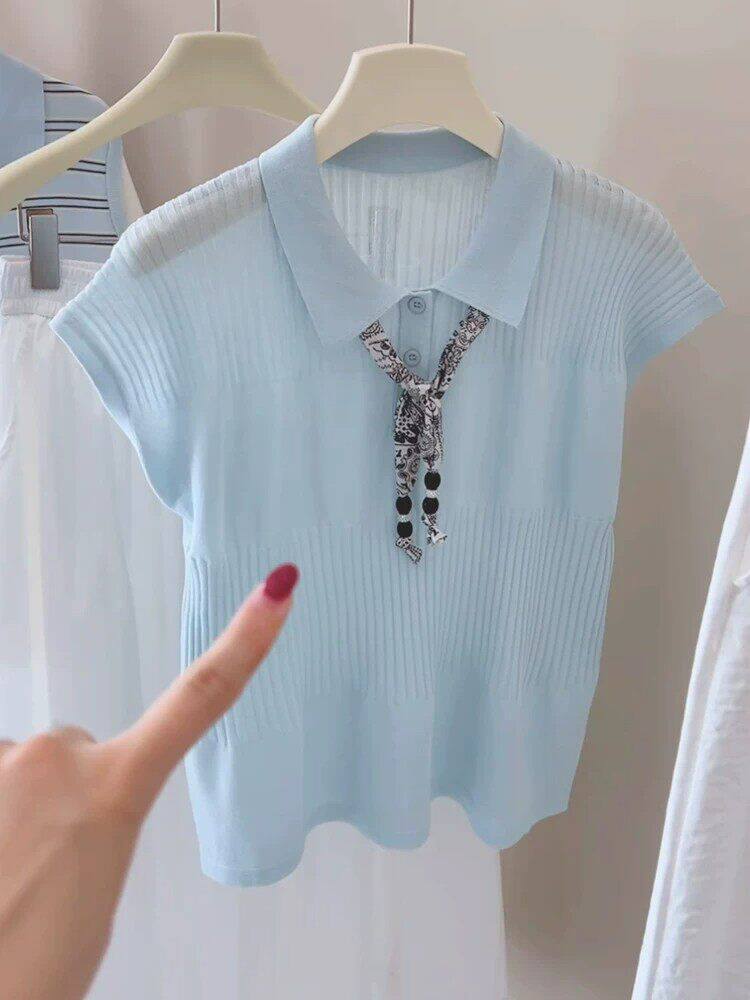 Áo thun nữ cổ Polo tay ngắn phối khăn lụa trang trí — xanh lam