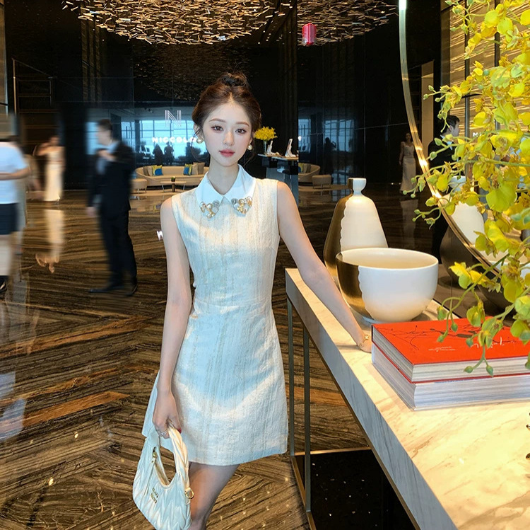 French-Style Elegant Dress for Petite Women, New Summer Model, Sleeveless with Pearl Buttons and Waist-Cinching Design, Short Dress