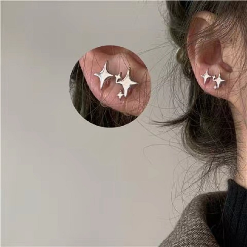 You can wear mini four-cornered stars earrings without ear holes. Ear clips are extremely simple and versatile for daily commuting.