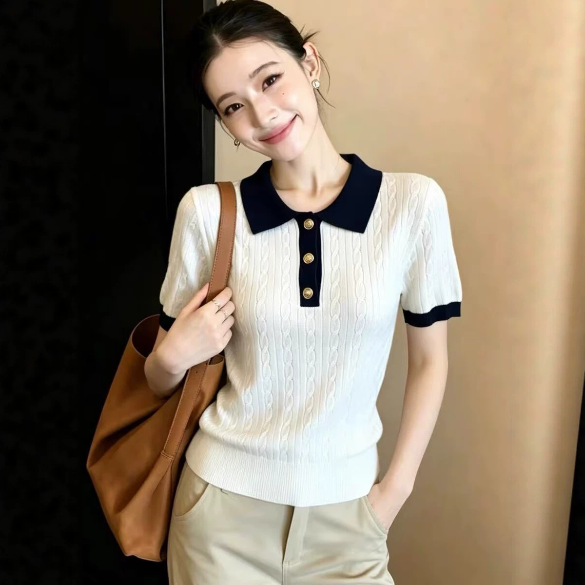 Áo thun nữ cổ polo ngắn tay phối sọc nổi bật, form chuẩn vai thon gọn — trắng chi tiết 2