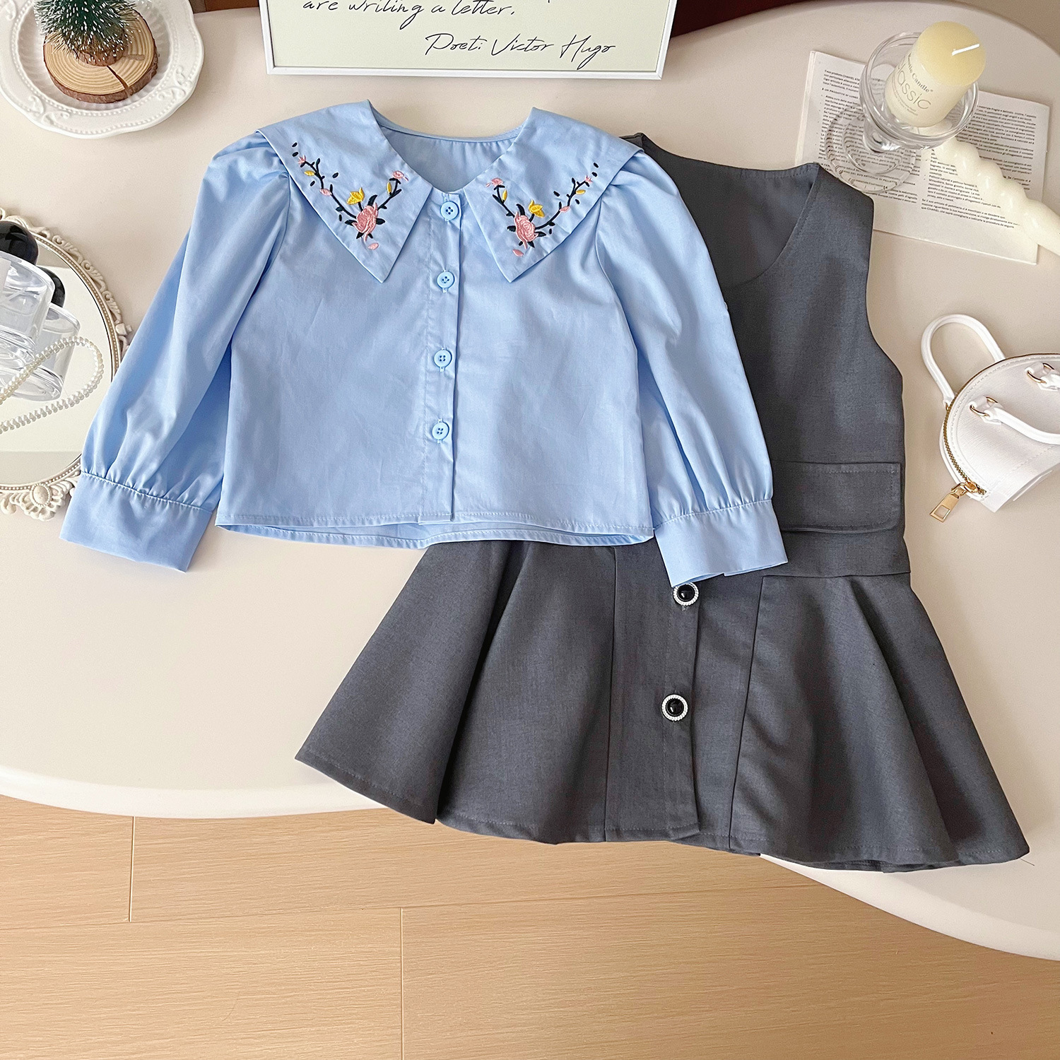 2024 Herbst neue koreanische Version Mädchen langärmeliges Revershemd Weste Rock zweiteiliges Set Baby bestickter Kragen 67326_voghion.com
