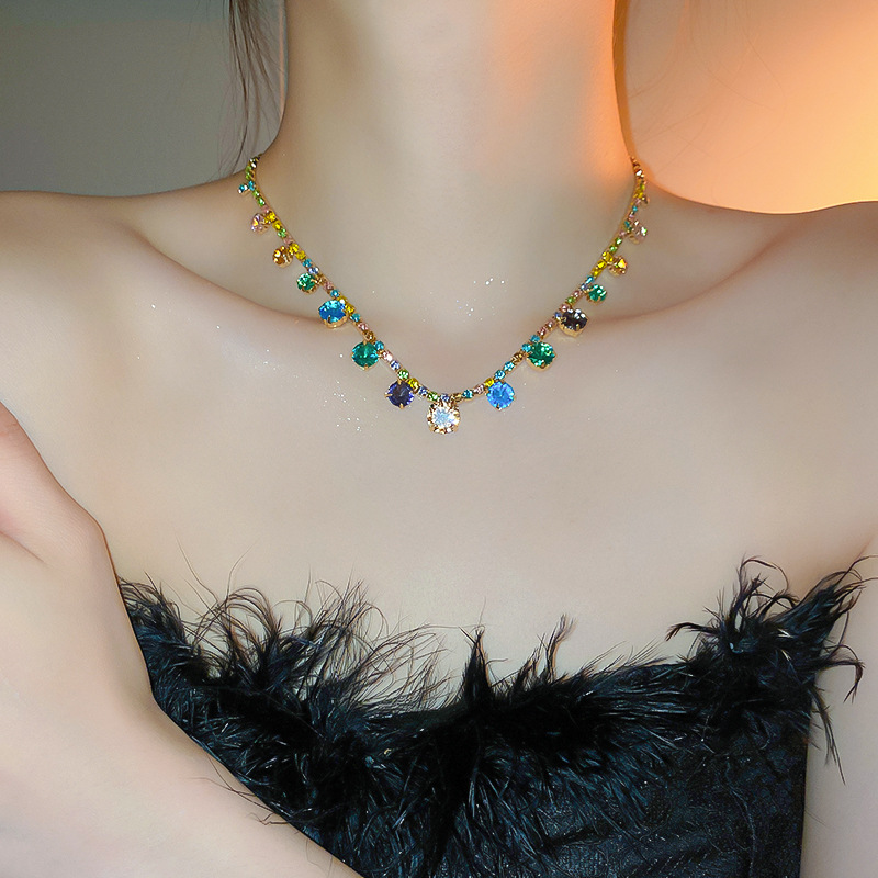 Farbenfrohe, mit Dopamin besetzte Diamanthalskette in Südkorea mit leicht luxuriösem Designgefühl. Die Schlüsselbeinkette ist_voghion.com