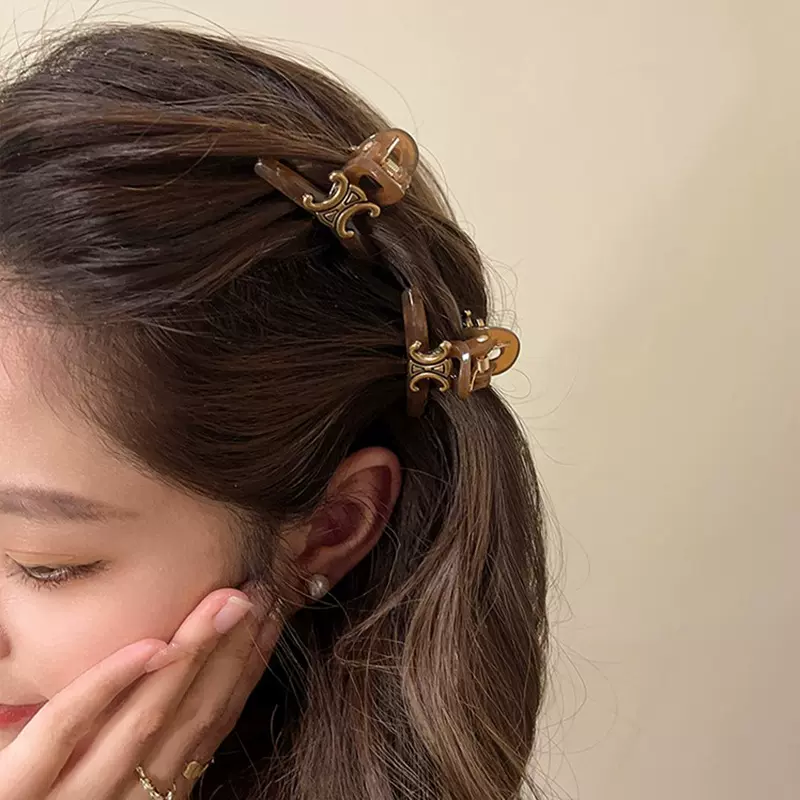 高级感简约字母迷你抓夹女公主头刘海鲨鱼发夹女侧边前额头饰发卡