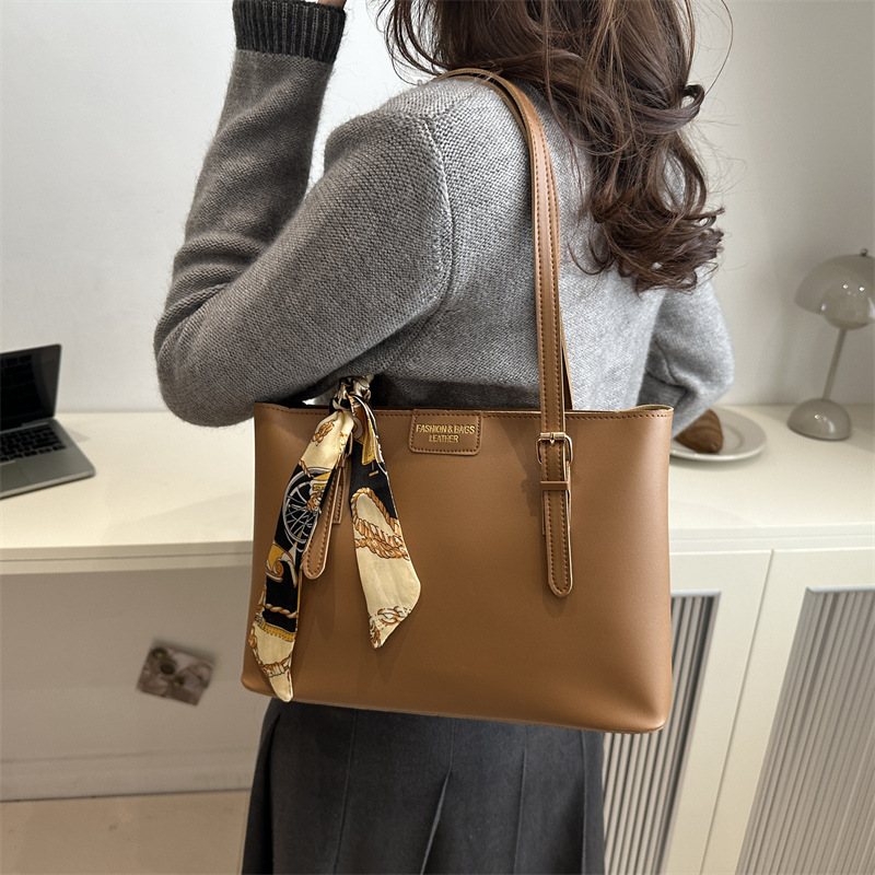 Bolsa de lona de seda 2024 invierno nuevo versátil este año popular retro viaje al trabajo bolso de moda especial