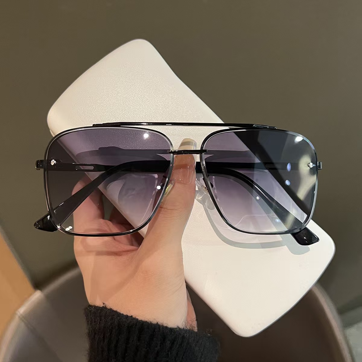 Men's transparent blue retro sunglasses for traveling