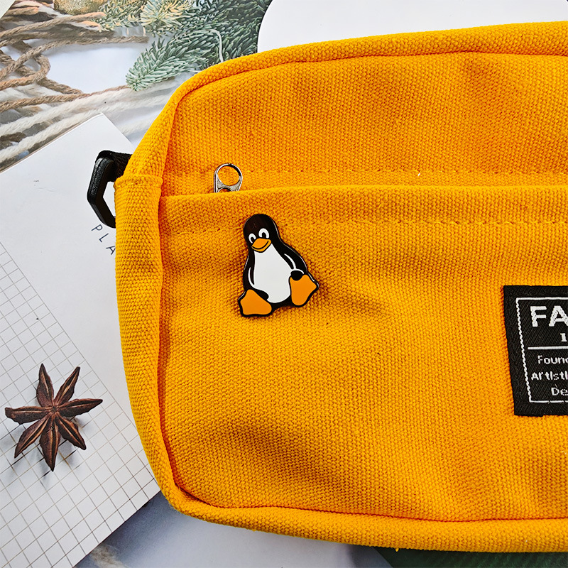 Cute Sitting Posture Linux Penguin T Cartoon Enamel Brooch Niche Metal Backpack Suit Creative Decoration Wholesale