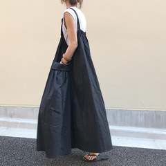 大量の現物が国境を越えてスカートを背にしている女性2024夏系の長いポケットが膝を越えた綿のポケットがスカートを背にしている