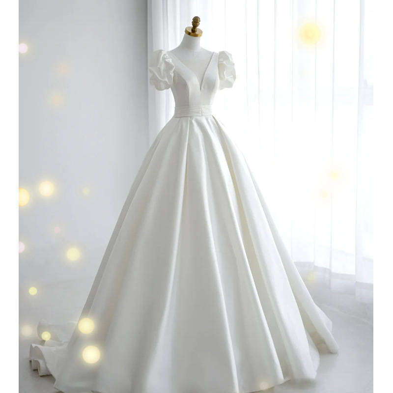 Vestido de novia ligero 2026, nuevo estilo, cuello en V, estilo francés, cola simple, satén, talla pequeña, venta al por mayor.