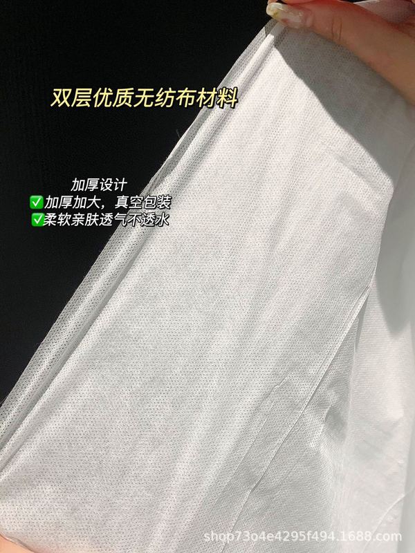 清潔で柔らかい時代の使い捨ての4セットの旅行ホテルのシーツはダブルベッドの上の用品をかぶせて汚れた寝袋をあけます。|undefined