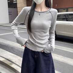明線のデザインの底のシャツの女性の春と秋の丸首は肩の反線の設計感の長袖の中でtシャツを掛けて上着を打ちます。