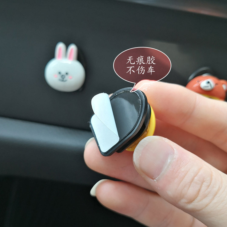 Colgador pequeño en la primera fila del coche de color marrón con leche, gancho adhesivo de coche de dibujos animados creativo, suministros de almacenamiento de coche multifuncionales