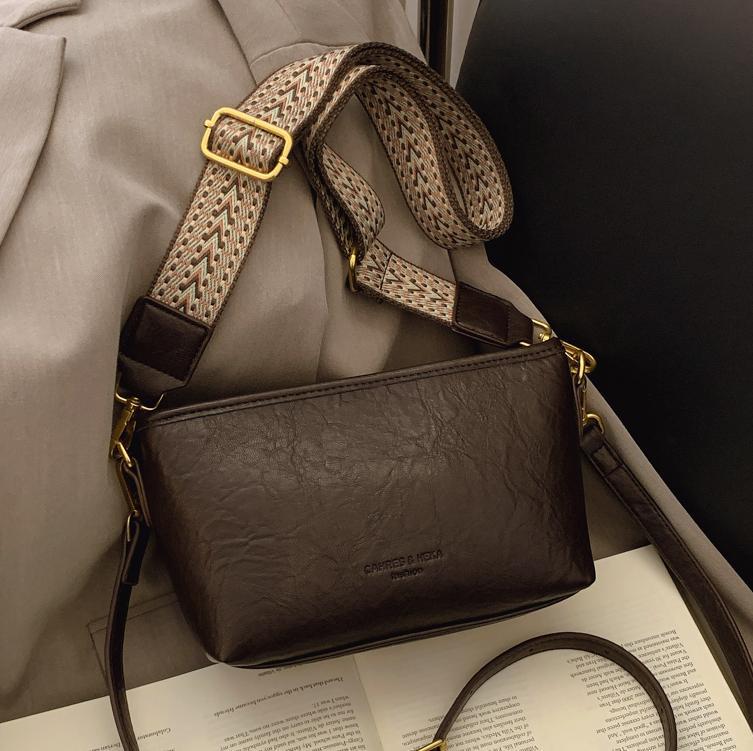 Bolsa de comercio exterior ultra caliente para mujeres 2025 nuevo bolso de hombro casual universal de alta calidad con una correa de hombro ancha bajo la braza