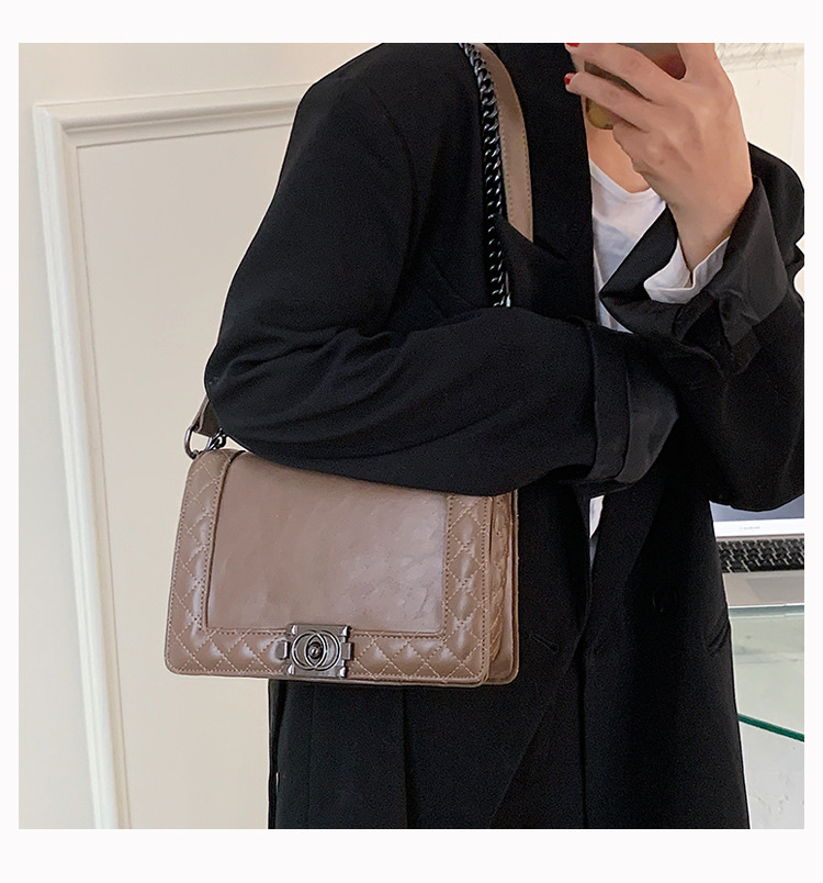 New Retro Chain Personality Shoulder Bag Casual Texture Messenger Small Square Bag display picture 11