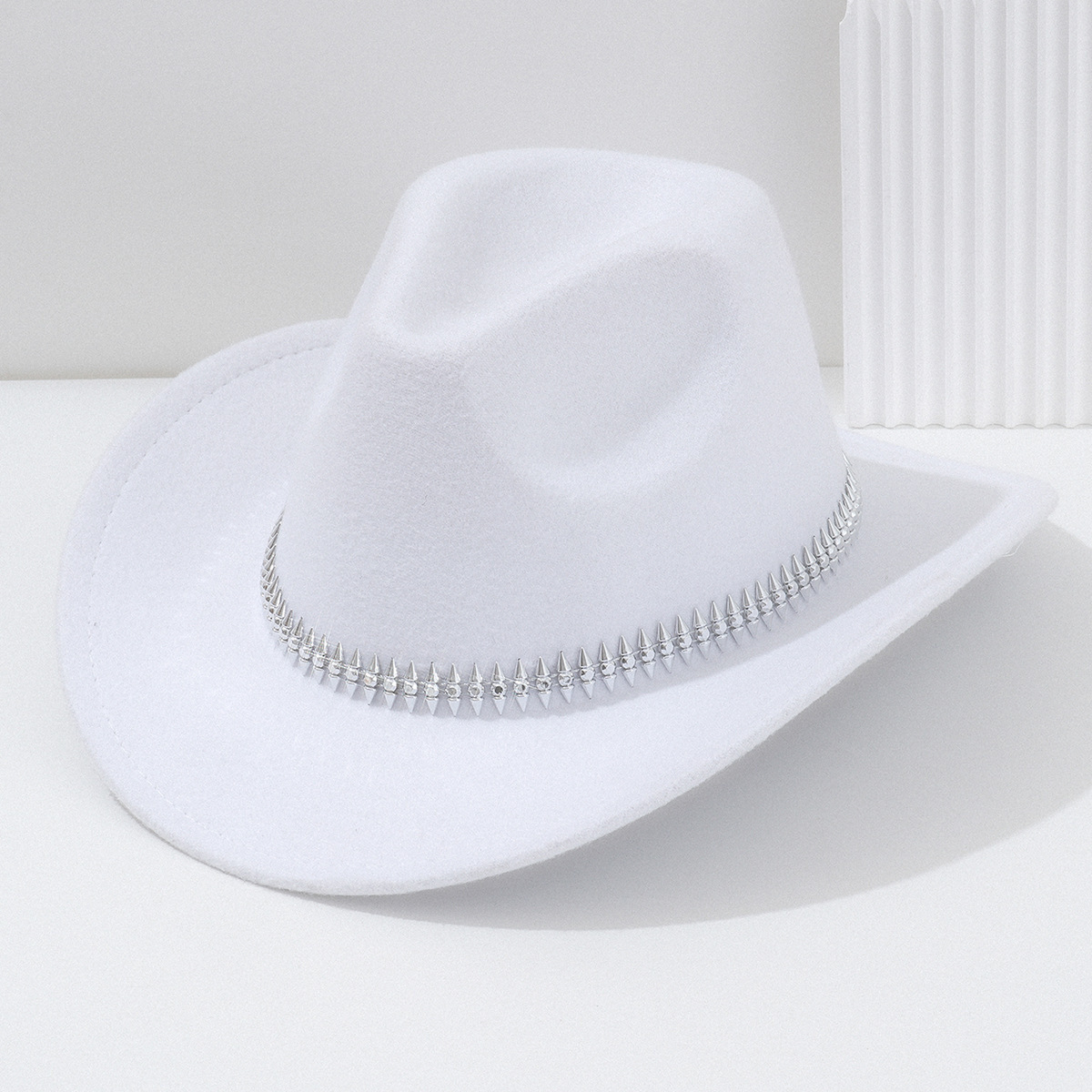 Cappello da cowboy in feltro bianco da donna con borchie a spina di pesce, accessorio trendy per feste, spettacoli di moto e fotografia._voghion.com