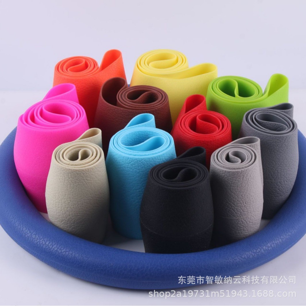 Cubierta del volante de silicona para automóvil suave y cómoda antideslizante resistente al desgaste a prueba de sudor cuatro estaciones cubierta universal del volante del automóvil cubierta de la manija