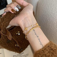 古法黄金光沢面蛇ブレスレット女性が口を開いて復古的な百合気質が金色の蛇紋ブレスレットを重ねている新中国式