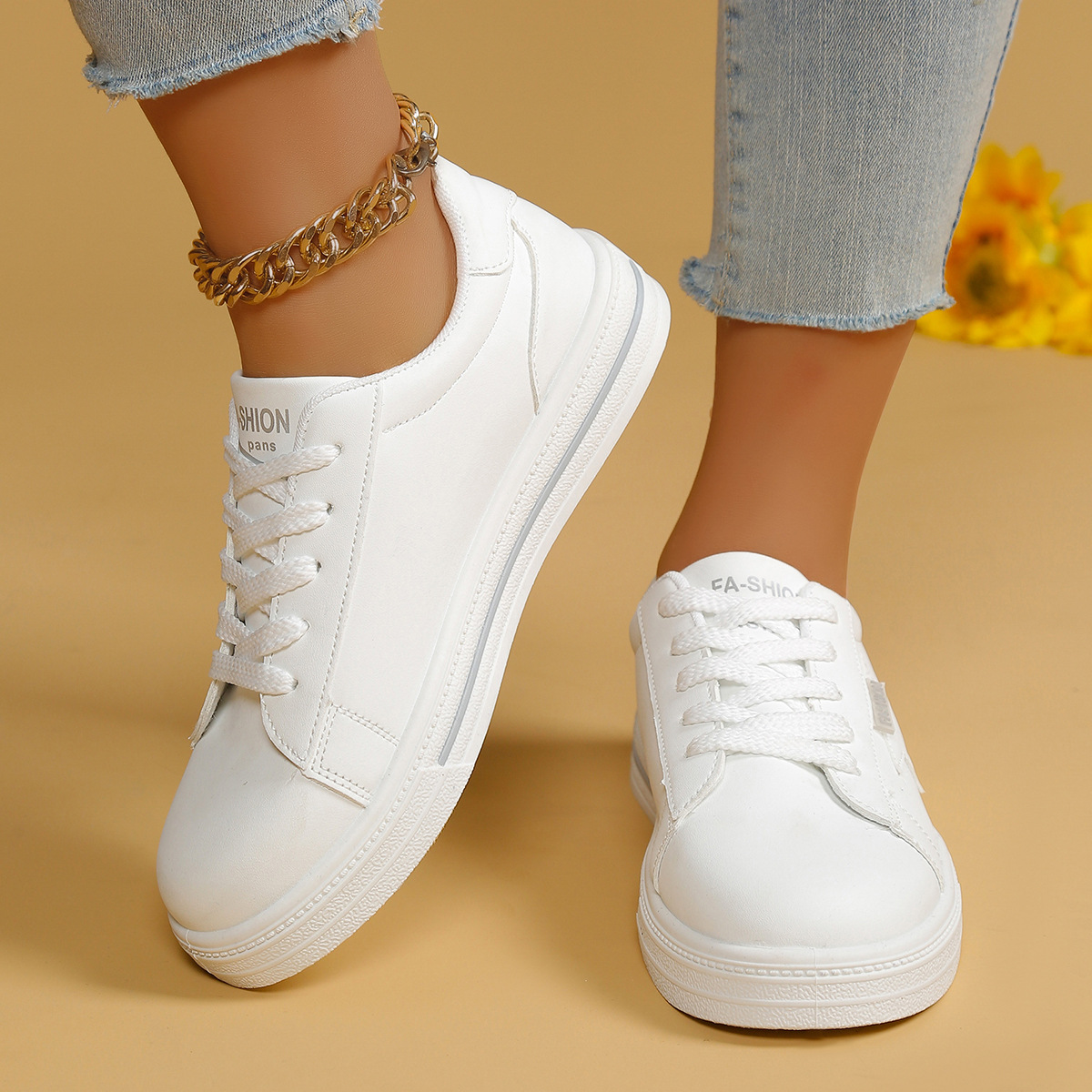 Zapatos blancos universales para mujeres 2025 primavera nuevos estudiantes estrellas zapatos casuales zapatos de skate baja tendencia ultra ligera
