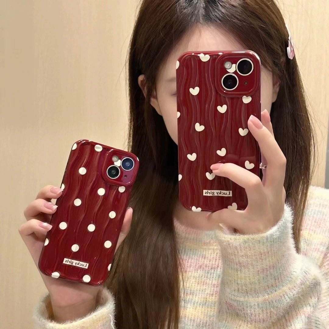 Чехол для телефона (Apple iPhone 16 совместим) бордовый волнообразный, сердечки или горошек