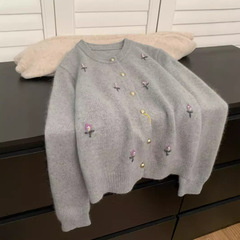 灰色のアライグマの刺繍のセーターのコートの女性の秋冬のゆったりしている怠惰な中で底を打つ冬の厚いニットのカーディガンを掛けます。