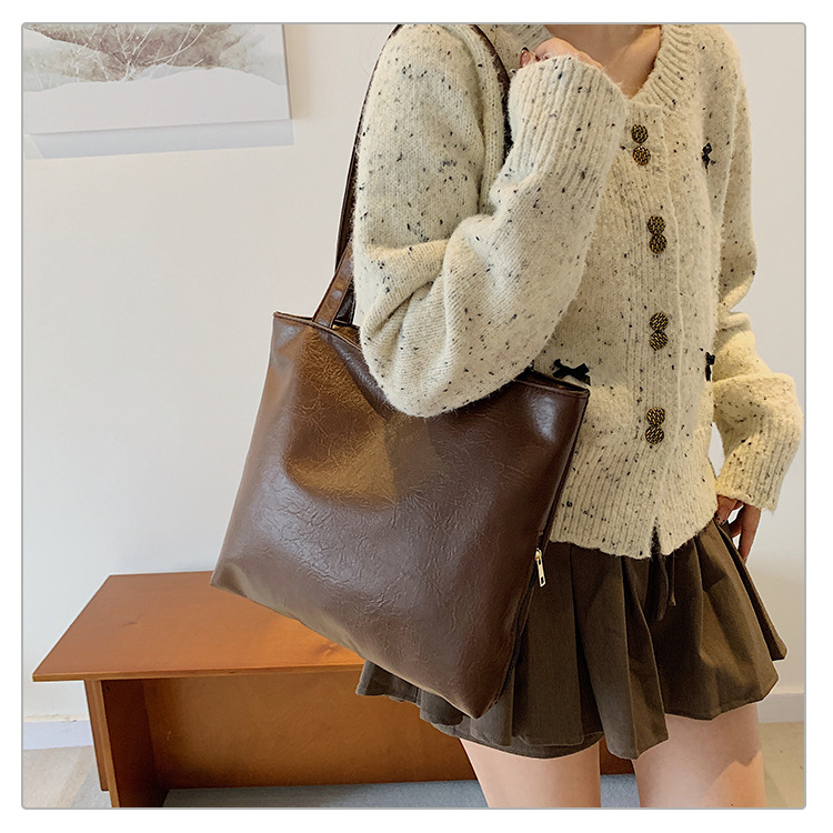 Retro large-capacity tote bag for women, 2024 new style fashionable portable commuting bag for going out, single-shoulder bag for students' classes undefined