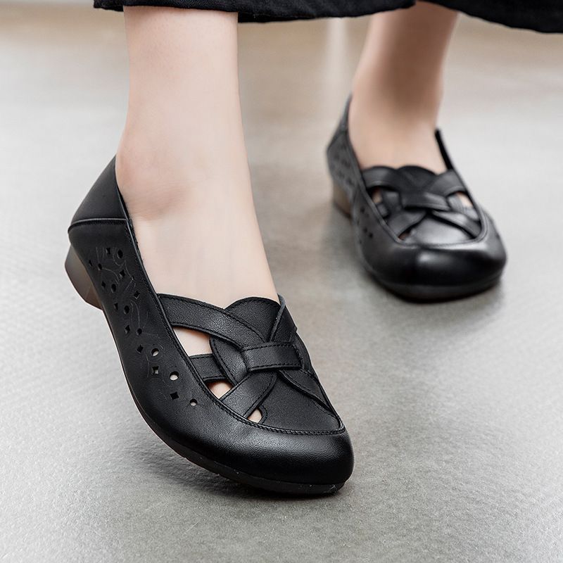 Madre sandalias de verano para mujeres de mediana edad hueco zapatos de mediana edad agujero de cabeza agujero con suela suave zapatos de cuero de ancianos cómodos