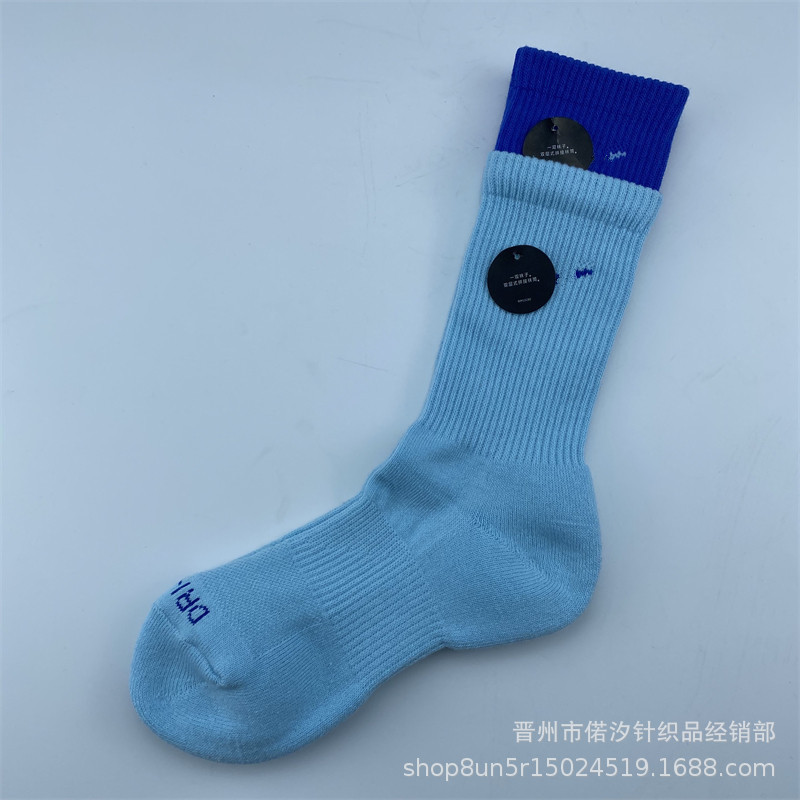 2023新品の偽の2つのつなぎ合わせのスポーツの靴下の中で筒の高い筒の男女の同項のマカロンカラーの厚いタオルの底