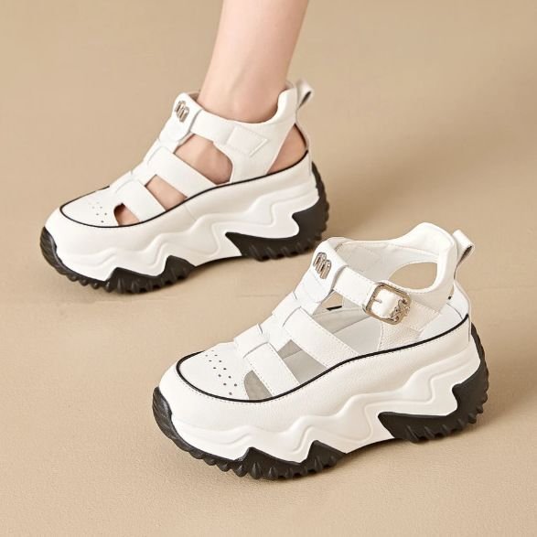 Dad sandalias mujeres verano 2026 nuevo suela suave ligera hueco transpirable altura casual moda versátil zapatos blancos pequeños