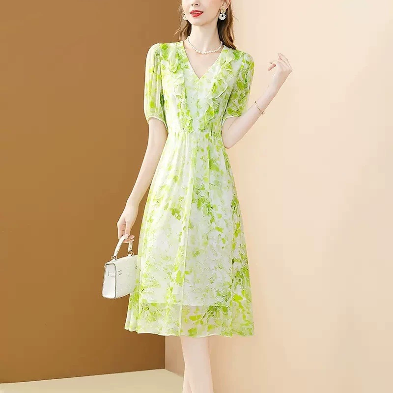 Летнее платье из шифона для женщин 2025 года, элегантное, с принтом, в стиле лёгкой роскоши, с V-образным вырезом, рюшами, приталенного силуэта, средней длины.