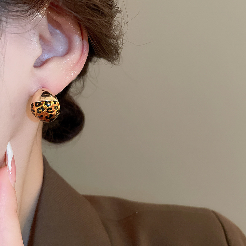 Boucles d'oreilles à clous géométriques à imprimé léopard en or véritable plaqué or haut de gamme, boucles d'oreilles rétro, boucles d'oreilles à la mode et au tempérament_voghion.com