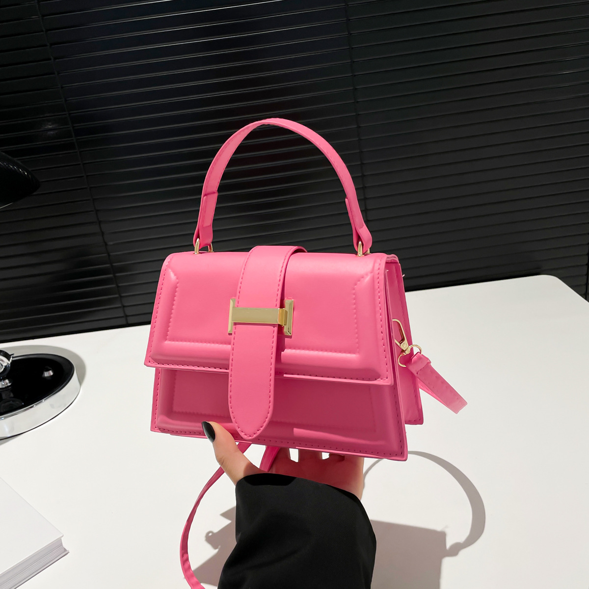 Bolso de mano retro bolso de mujer 2024 primavera nuevo bolso cuadrado de nicho diseño de bolsas de textura mochila de hombro