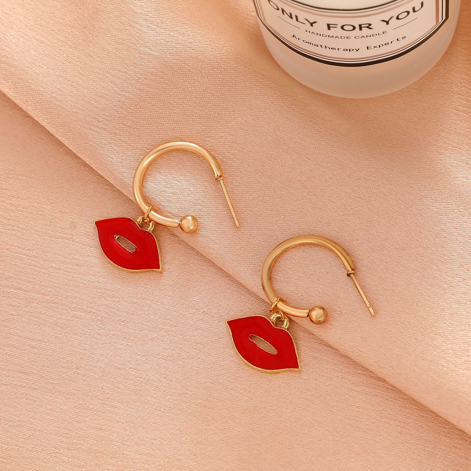New Creative Sexy Red Lips Earrings Female Fashion Exaggerated C-shaped Earrings display picture 3